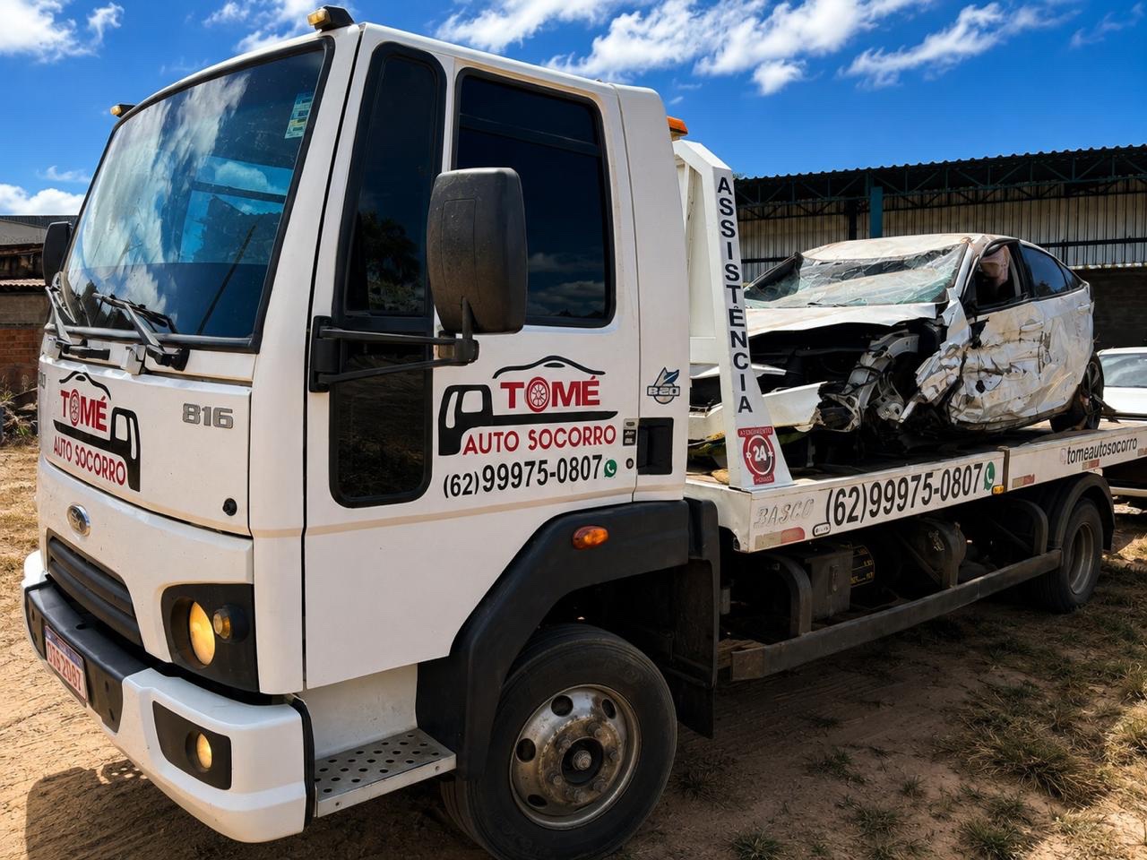 Guincho transportando carro acidentado